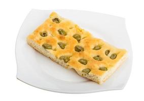 pain aux olives sur la plaque et fond blanc photo