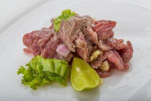 carpaccio de boeuf à l'assiette photo