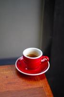 une tasse d'espresso rouge photo
