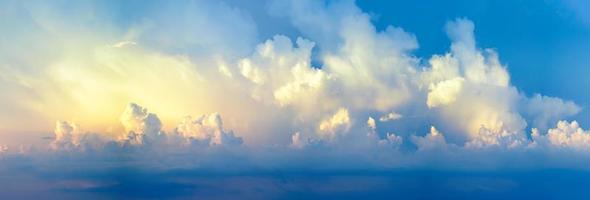 panorama de couleurs vibrantes dramatiques avec nuage de lever de soleil photo