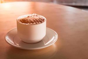 tasse de café chaud sur une table en bois photo