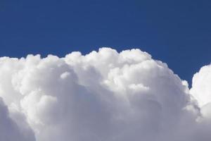 nuages blancs dans le ciel bleu photo