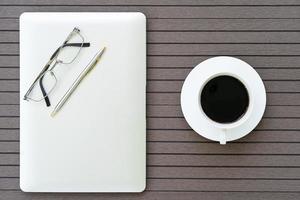 l'heure du café avec un ordinateur portable, une tasse à café, des verres photo