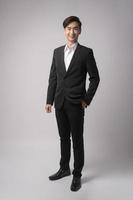 jeune homme d'affaires portant costume sur fond blanc studio photo