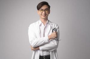 portrait d'un médecin confiant sur fond blanc studio, concept de soins de santé et de technologie médicale.