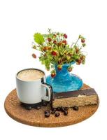 café avec gâteau sur planche de bois et fond blanc photo
