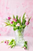 tulipes de printemps sur fond rose. carte de voeux pour la fête des mères photo