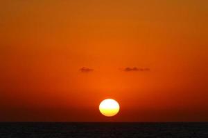 le soleil se couche sous l'horizon sur la mer méditerranée dans le nord d'israël. photo