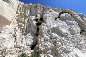 rochers et falaises dans les montagnes du nord d'israël. photo