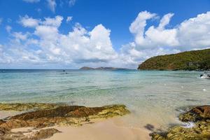 vagues de la mer sur la plage de sable eau et côte paysage marin côte rocheuse - vue sur le magnifique paysage tropical plage mer île avec ciel bleu océan et fond de villégiature en thaïlande vacances à la plage d'été photo