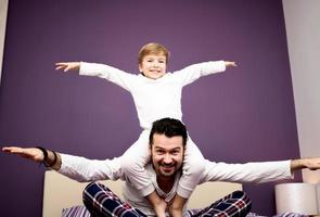 ci-dessous la vue du père et du fils ludiques dans la chambre. photo