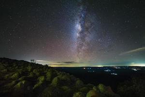 galaxie de la voie lactée avec le sol en pierre du bouton est le nom du point de vue de lan hin pum au parc national de phu hin rong kla à phitsanulok, thaïlande