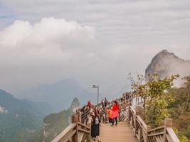 zhangjiajie.china - 15 octobre 2018.touristes inconnus marchant sur un pont en bois traversant la montagne dans le parc national de la montagne tianmen à zhangjiajie city china.landmark of hunan photo