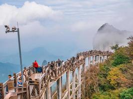 zhangjiajie.china - 15 octobre 2018.touristes inconnus marchant sur un pont en bois traversant la montagne dans le parc national de la montagne tianmen à zhangjiajie city china.landmark of hunan photo