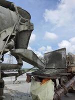 il s'agit d'un processus de coulée de béton à l'aide d'une pompe à béton pour atteindre des emplacements de coulée éloignés. photo