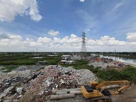 jakarta, indonésie en août 2022. une décharge illégale sur la rive du canal d'inondation est. il pollue le milieu environnant photo