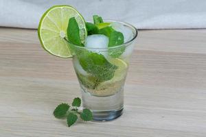 Mojito sur fond de bois photo