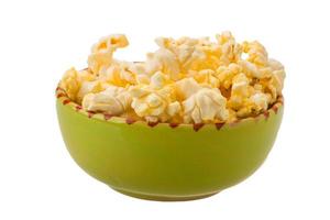 pop-corn dans un bol sur fond blanc photo