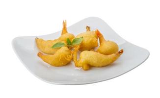 tempura de crevettes sur la plaque et fond blanc photo