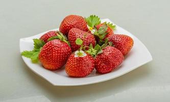 fraise mûre sur la plaque et fond blanc photo