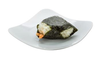 boule de riz au japon avec du saumon sur la plaque et fond blanc photo