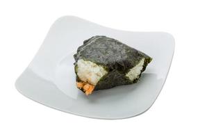 boule de riz au japon avec du saumon sur la plaque et fond blanc photo