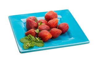 fraise mûre sur la plaque et fond blanc photo