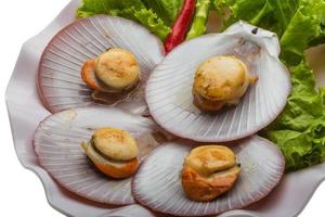 pétoncles grillés sur l'assiette vue rapprochée photo