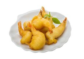 tempura de crevettes sur la plaque et fond blanc photo