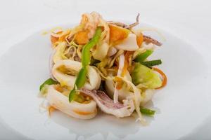 salade de fruits de mer asiatique dans l'assiette photo