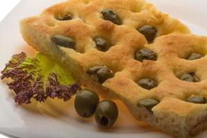 pain aux olives dans l'assiette photo
