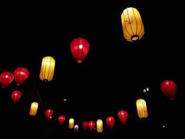 lanterne en papier la nuit, lors d'un festival chinois à pantai indah kapuk. photo