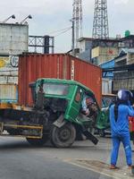 jakarta, indonésie en juillet 2022. un camion remorque a eu un accident en faisant demi-tour photo