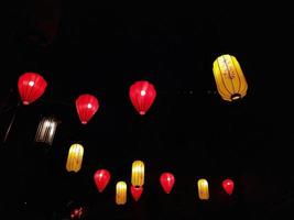 lanterne en papier la nuit, lors d'un festival chinois à pantai indah kapuk. photo