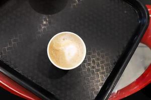café chaud sur la table dans un restaurant. photo