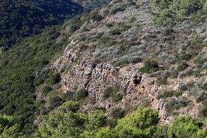 rochers et falaises dans les montagnes du nord d'israël. photo