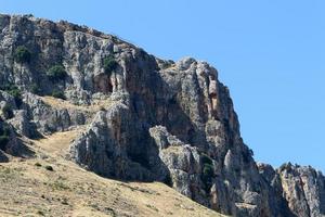 rochers et falaises dans les montagnes du nord d'israël. photo