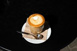 café chaud sur la table dans un restaurant. photo