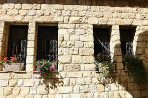 haifa israël 19 mai 2019. petite fenêtre sur la façade d'un immeuble résidentiel. photo