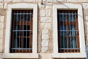 haifa israël 19 mai 2019. petite fenêtre sur la façade d'un immeuble résidentiel. photo