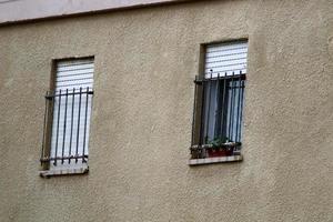 haifa israël 19 mai 2019. petite fenêtre sur la façade d'un immeuble résidentiel. photo