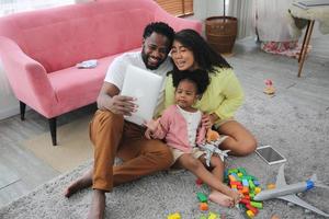 famille africaine heureuse s'amusant à la maison, amour familial, parents et tout-petits à l'intérieur photo