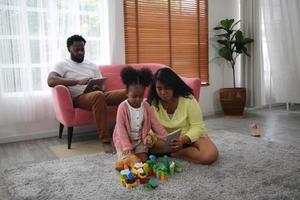 joyeuse famille multiethnique et leurs loisirs à la maison photo