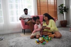 joyeuse famille multiethnique et leurs loisirs à la maison photo