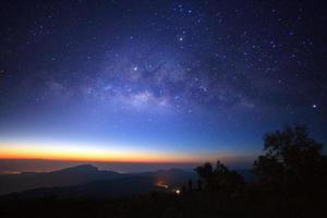 galaxie de la voie lactée avant le lever du soleil du matin à doi inthanon chiang mai, thaïlande. photographie longue exposition. à grains photo