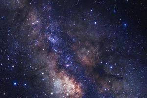 galaxie de la voie lactée avec étoiles et poussière spatiale dans l'univers, photographie longue exposition, avec grain. photo