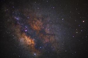 galaxie de la voie lactée avec étoiles et poussière spatiale dans l'univers, photographie longue exposition, avec grain. photo