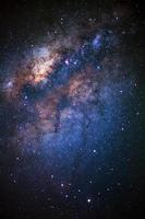 le centre de la galaxie de la voie lactée et de la poussière spatiale dans l'univers, ciel étoilé de nuit avec des étoiles photo