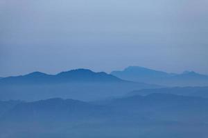 paysage haute montagne lever du soleil au parc national de phu hin rong kla, phitsanulok en thaïlande photo