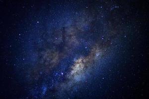 ciel étoilé et galaxie de la voie lactée avec des étoiles et de la poussière spatiale dans l'univers photo